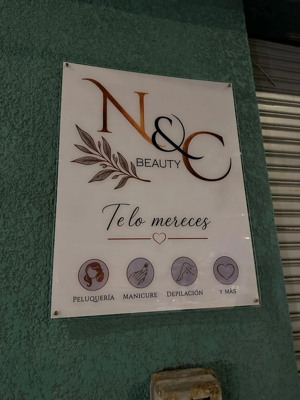 Letrero real de N&C Beauty con la frase Te lo mereces